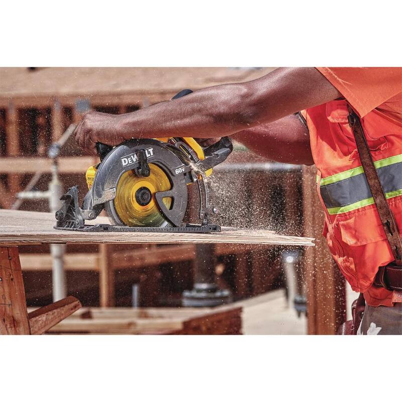 La sierra circular inalámbrica sin escobillas DEWALT FLEXVOLT 60V MAX de 7-1/4 pulgadas estilo Wormdrive (Herramienta solamente) - DCS577B.