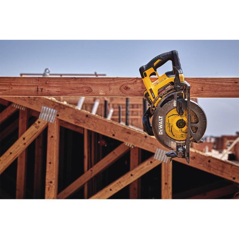 La sierra circular inalámbrica sin escobillas DEWALT FLEXVOLT 60V MAX de 7-1/4 pulgadas estilo Wormdrive (Herramienta solamente) - DCS577B.