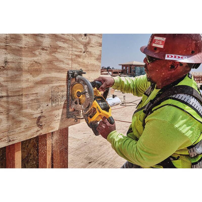 La sierra circular inalámbrica sin escobillas DEWALT FLEXVOLT 60V MAX de 7-1/4 pulgadas estilo Wormdrive (Herramienta solamente) - DCS577B.