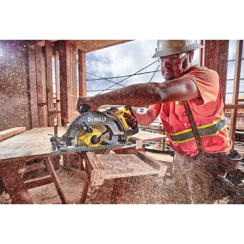 La sierra circular inalámbrica sin escobillas DEWALT FLEXVOLT 60V MAX de 7-1/4 pulgadas estilo Wormdrive (Herramienta solamente) - DCS577B.