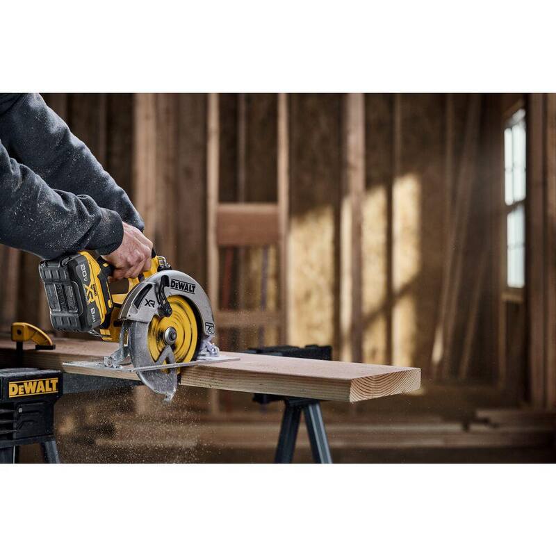 Sierra circular inalámbrica DEWALT de 20 voltios MAX de 7-1/4 pulgadas (Herramienta solamente) - DCS590B