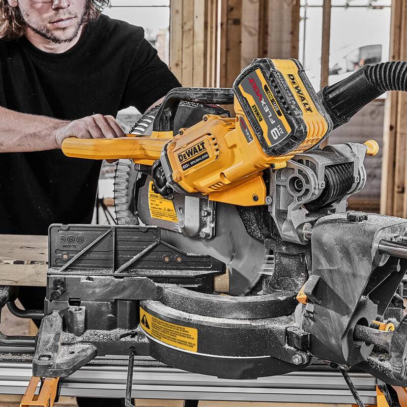 Sierra ingleteadora deslizante inalámbrica DEWALT de 12 pulgadas con batería de 60V de 9.0Ah - DCS781X1