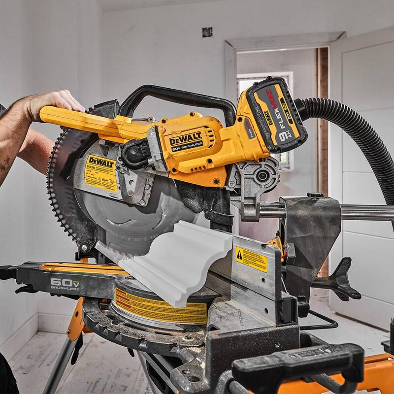 Sierra ingleteadora deslizante inalámbrica DEWALT de 12 pulgadas con batería de 60V de 9.0Ah - DCS781X1