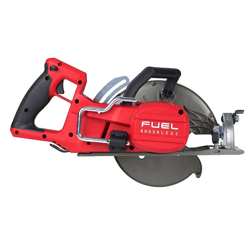 Sierra circular inalámbrica Milwaukee M18 FUEL de 18V, 7-1/4 in. con mango trasero, batería de 12.0 Ah y cargador rápido - 2830-21HD.