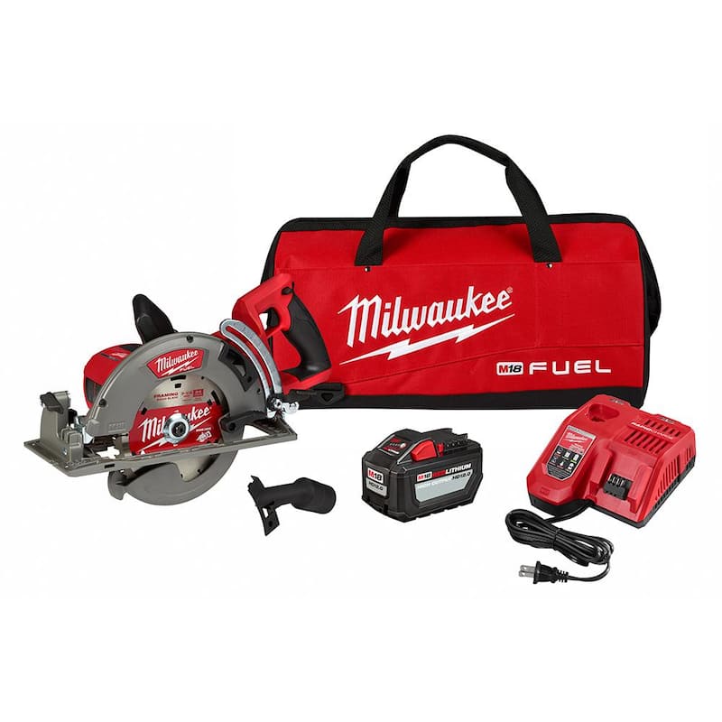 Sierra circular inalámbrica Milwaukee M18 FUEL de 18V, 7-1/4 in. con mango trasero, batería de 12.0 Ah y cargador rápido - 2830-21HD.