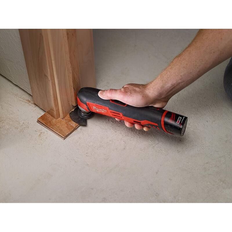 Sierra de corte inalámbrica de 3 pulgadas Milwaukee M12 FUEL 12V con batería de iones de litio sin escobillas y kit de sierra oscilante multiusos M12 - 2522-21XC-2426-20.