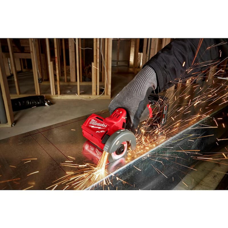 Sierra de corte inalámbrica de 3 pulgadas Milwaukee M12 FUEL 12V con batería de iones de litio sin escobillas y kit de sierra oscilante multiusos M12 - 2522-21XC-2426-20.