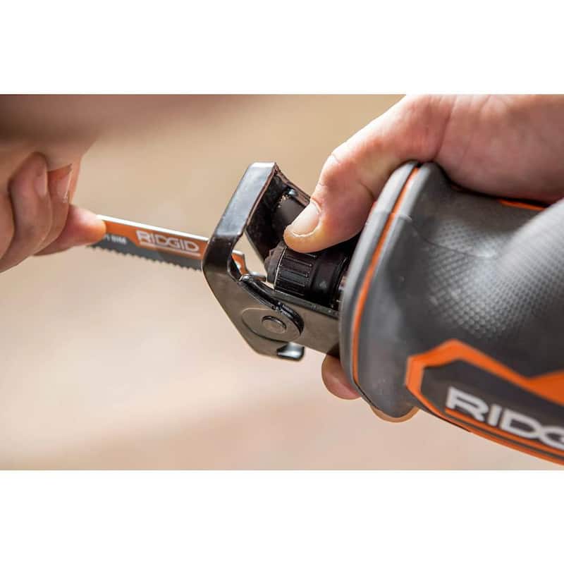 Sierra de sable reciprocante inalámbrica y compacta RIDGID 18V sin escobillas de una mano (Herramienta solamente) - R8648B