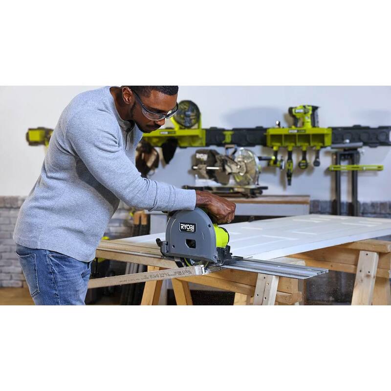 RYOBI ONE+ HP 18V Sierra Circular sin Escobillas Inalámbrica de 6-1/2 pulgadas con Kit de Sierra de Carril con Batería de Alto Rendimiento de 4.0 Ah y Cargador - PTS01K