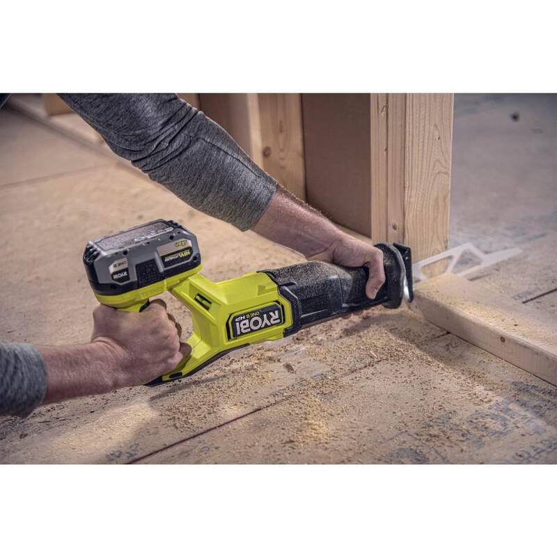 Sierra reciproca inalámbrica RYOBI ONE+ HP 18V sin escobillas con batería de alto rendimiento de 4.0 Ah de iones de litio - PBLRS01B-PBP004.