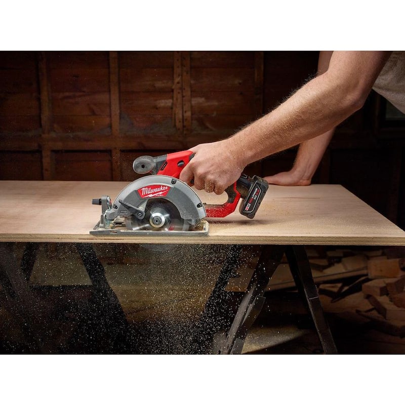 Sierra circular inalámbrica Milwaukee M12 FUEL 12V de Litio-Ion sin escobillas de 5-3/8 pulgadas (Herramienta solamente) - 2530-20