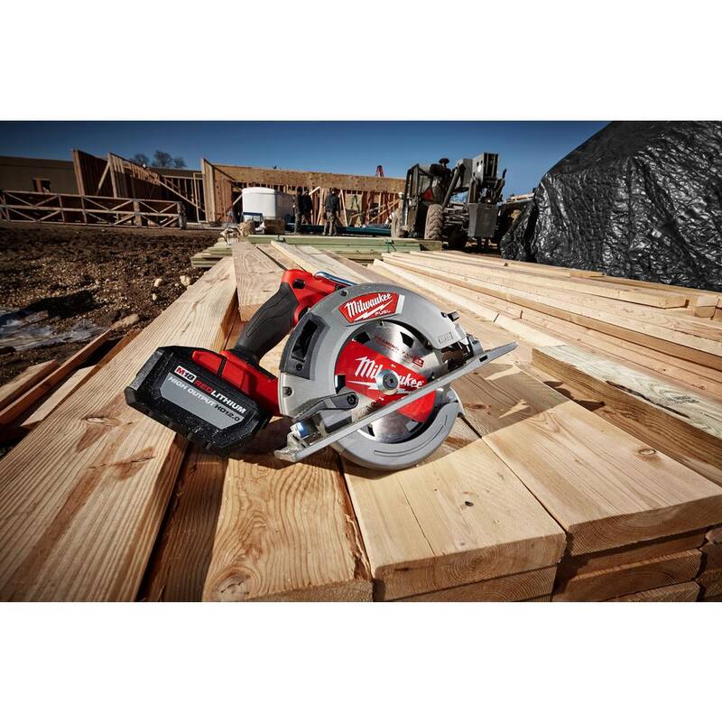 Sierra circular inalámbrica Milwaukee M18 FUEL 18V de ion de litio sin escobillas de 7-1/4 pulg. con un juego de batería de 12.0Ah, cargador, y bolsa de herramientas - 2732-21HD