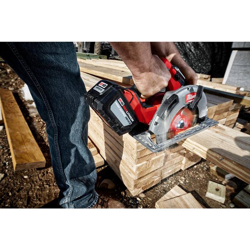Sierra circular inalámbrica Milwaukee M18 FUEL 18V de ion de litio sin escobillas de 7-1/4 pulg. con un juego de batería de 12.0Ah, cargador, y bolsa de herramientas - 2732-21HD