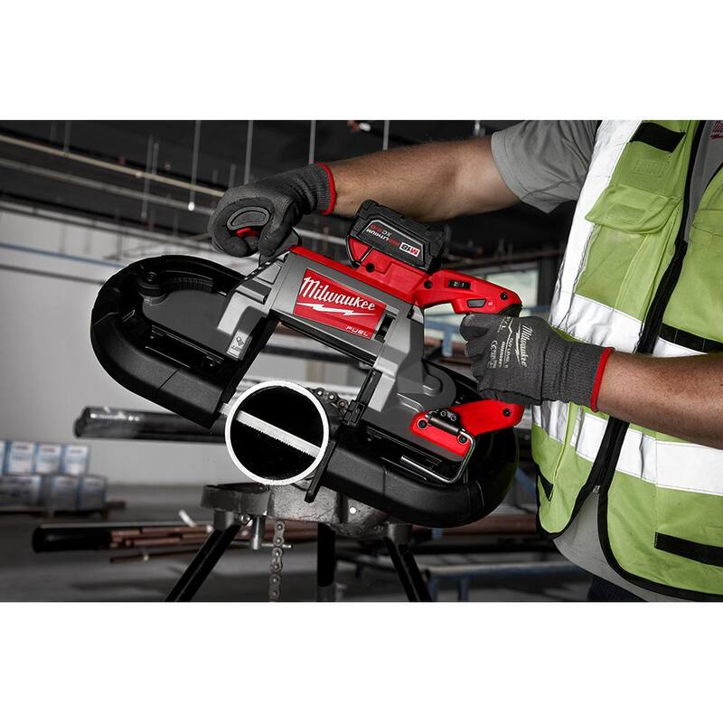 Sierra de banda inalámbrica de corte profundo Milwaukee M18 FUEL 18V de iones de litio sin escobillas con doble gatillo con Kit de dos baterías de 5.0 Ah - 2729S-22.