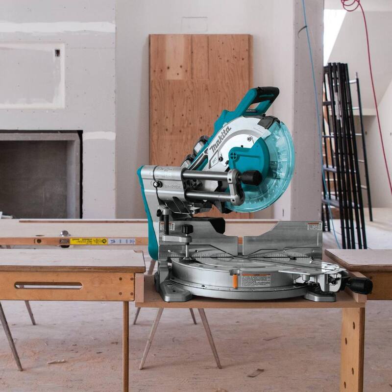 Sierra ingletadora deslizante compuesta doble bisel sin escobillas inalámbrica de 10 pulgadas con láser, kit de ion de litio LXT de 36V de 18V 5.0Ah X2 de Makita - XSL06PT.