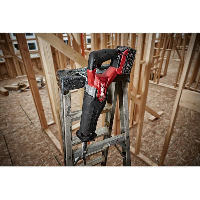 Sierra recíproca inalámbrica sin escobillas Milwaukee M18 FUEL de 18V con batería de iones de litio y kit de sierra reciprocante W/M18 FUEL Grinder - 2821-21-2880-20.