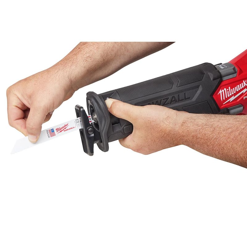 Sierra recíproca inalámbrica sin escobillas Milwaukee M18 FUEL de 18V con batería de iones de litio y kit de sierra reciprocante W/M18 FUEL Grinder - 2821-21-2880-20.