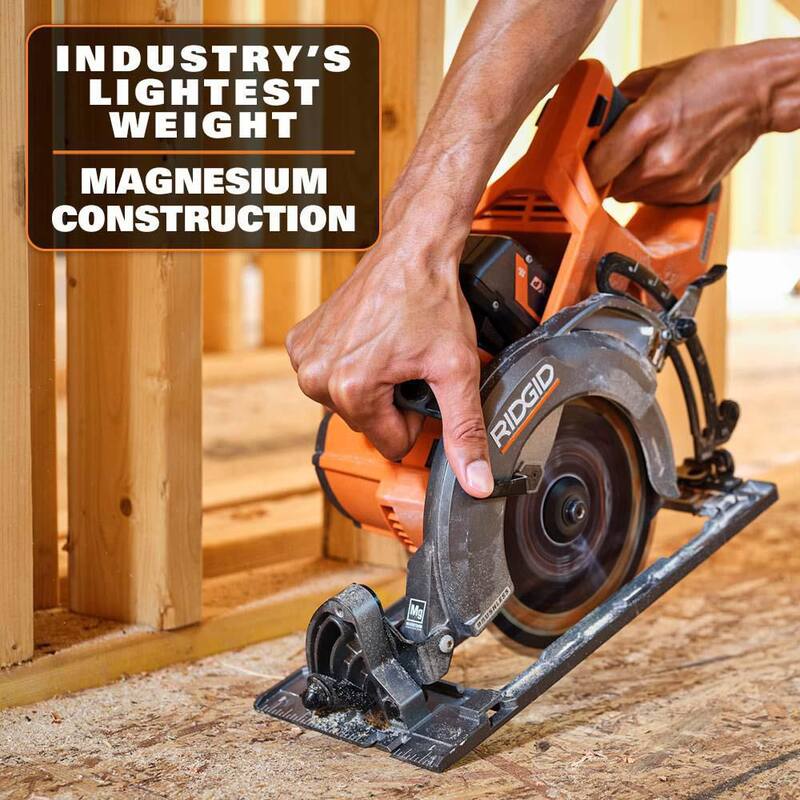 Sierra circular inalámbrica RIDGID 18V Brushless de 7-1/4 pulgadas con mango trasero, kit con batería de salida máxima de 8.0 Ah, cargador de 18V y bolsa - R8658K