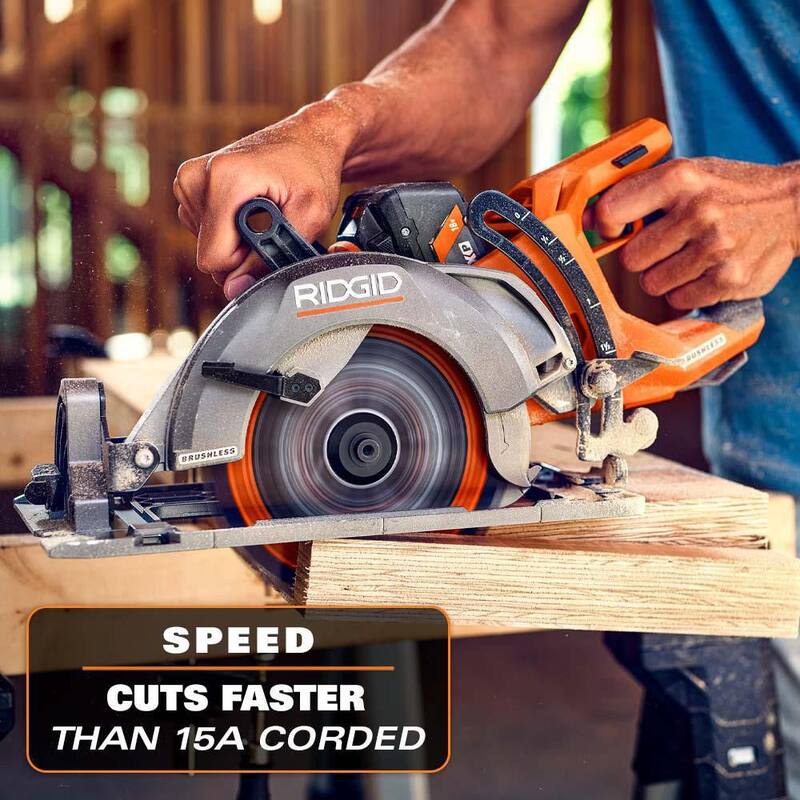 Sierra circular inalámbrica RIDGID 18V Brushless de 7-1/4 pulgadas con mango trasero, kit con batería de salida máxima de 8.0 Ah, cargador de 18V y bolsa - R8658K