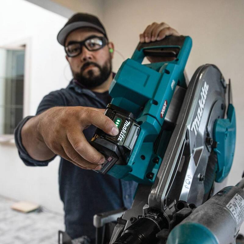 Sierra ingleteadora deslizante compuesta de bisel dual inalámbrica sin escobillas Makita 40V max XGT de 12 pulgadas, kit compatible con AWS (4.0Ah) - GSL04M1