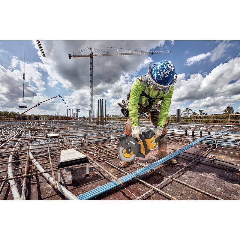 Sierras ingleteadoras para cortar Dewalt FLEXVOLT 60V MAX inalámbrica de 9 pulgadas y (2) baterías FLEXVOLT 9.0 Ah - DCS692X2