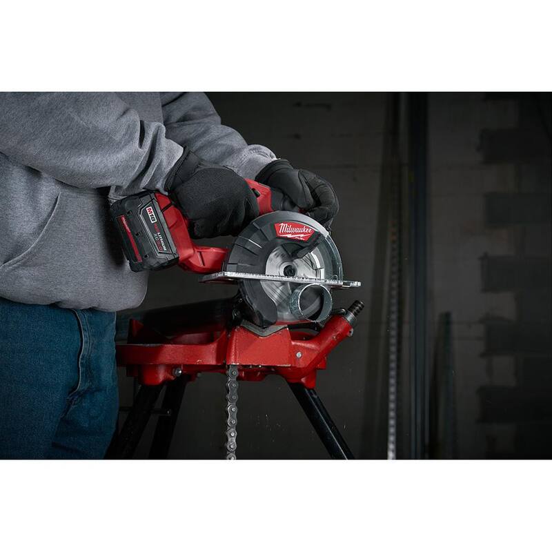 Sierra circular de metal inalámbrica Milwaukee M18 FUEL de 18 voltios con tecnología de iones de litio sin escobillas de 5-3/8 pulgadas con batería M18 5.0Ah gratuita - 2782-20-48-11-1850.