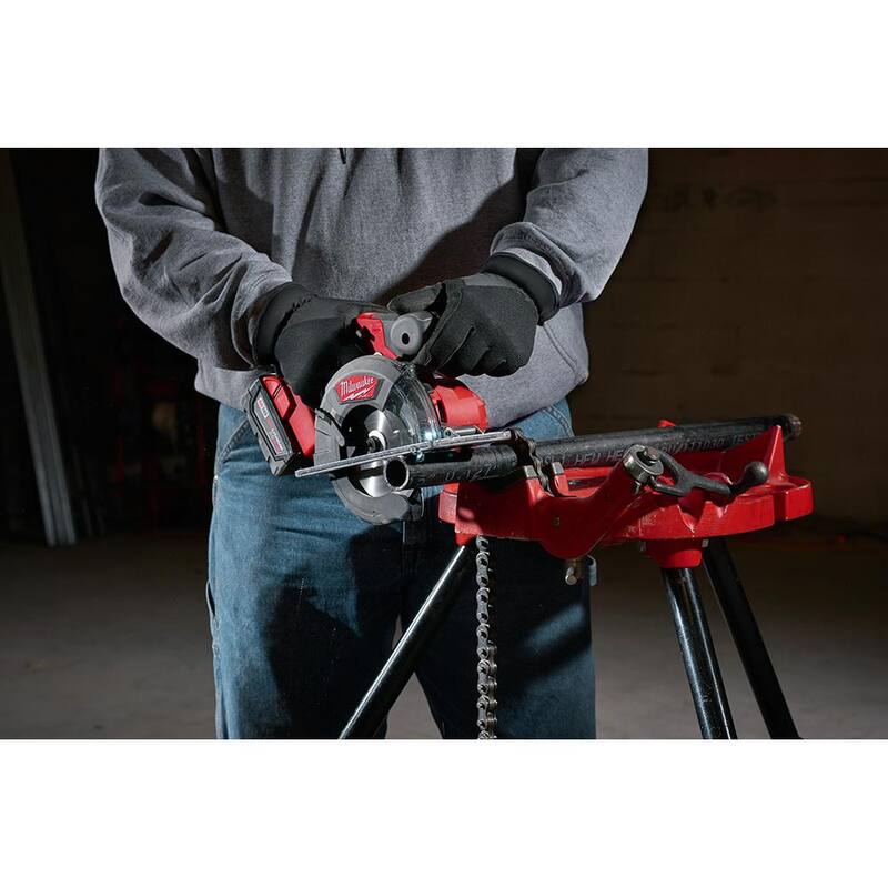 Sierra circular de metal inalámbrica Milwaukee M18 FUEL de 18 voltios con tecnología de iones de litio sin escobillas de 5-3/8 pulgadas con batería M18 5.0Ah gratuita - 2782-20-48-11-1850.