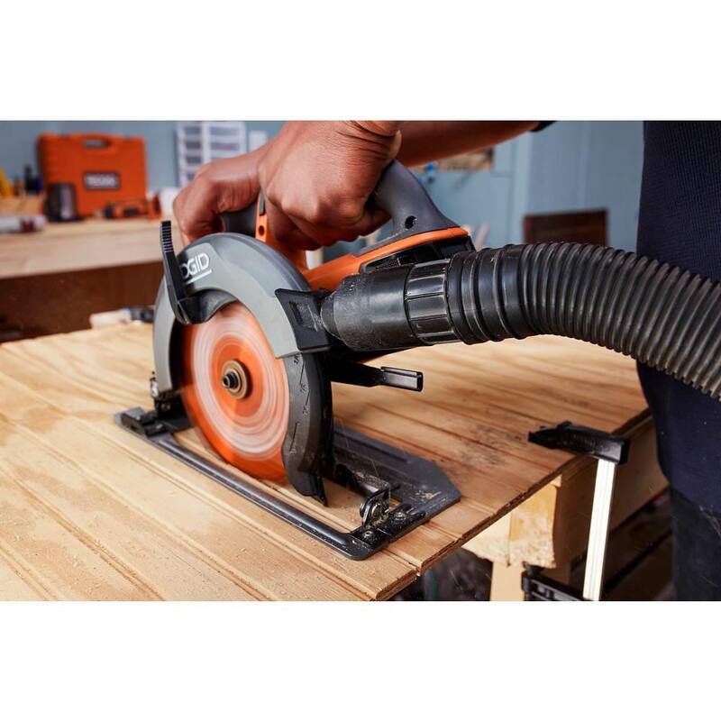 Sierra circular inalámbrica RIDGID de 18V de 6-1/2 pulgadas con (2) baterías de 4.0 Ah, cargador de 18V y bolsa - R8655B-AC93044SBN.