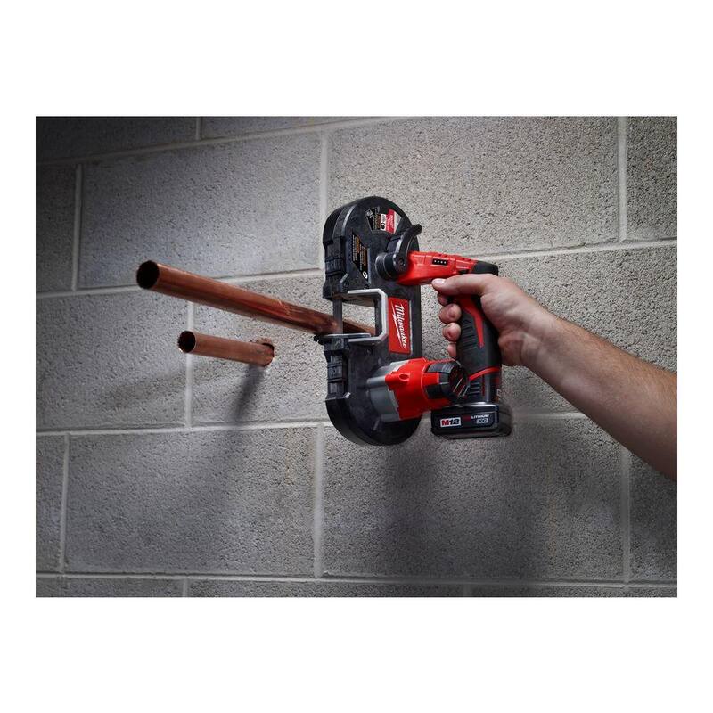Sierra de banda inalámbrica subcompacta Milwaukee M12 12V de ion de litio XC con un kit de una batería de 3.0 h, cargador y estuche rígido - 2429-21XC