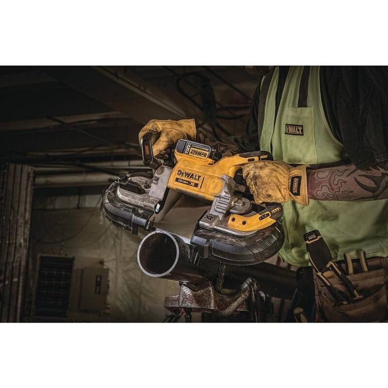 Sierra de cinta inalámbrica DEWALT 20V MAX sin escobillas de 5 pulgadas con interruptor doble, con (2) baterías de 20V 5.0Ah y cargador - DCS376P2.