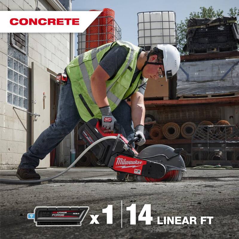 Sierra de corte Milwaukee MX FUEL de 14 pulgadas con freno RAPIDSTOP y kit de sierra circular con (2) baterías FORGE XC8.0 y (1) MX FUEL Super Cargador - MXF315-2XC.