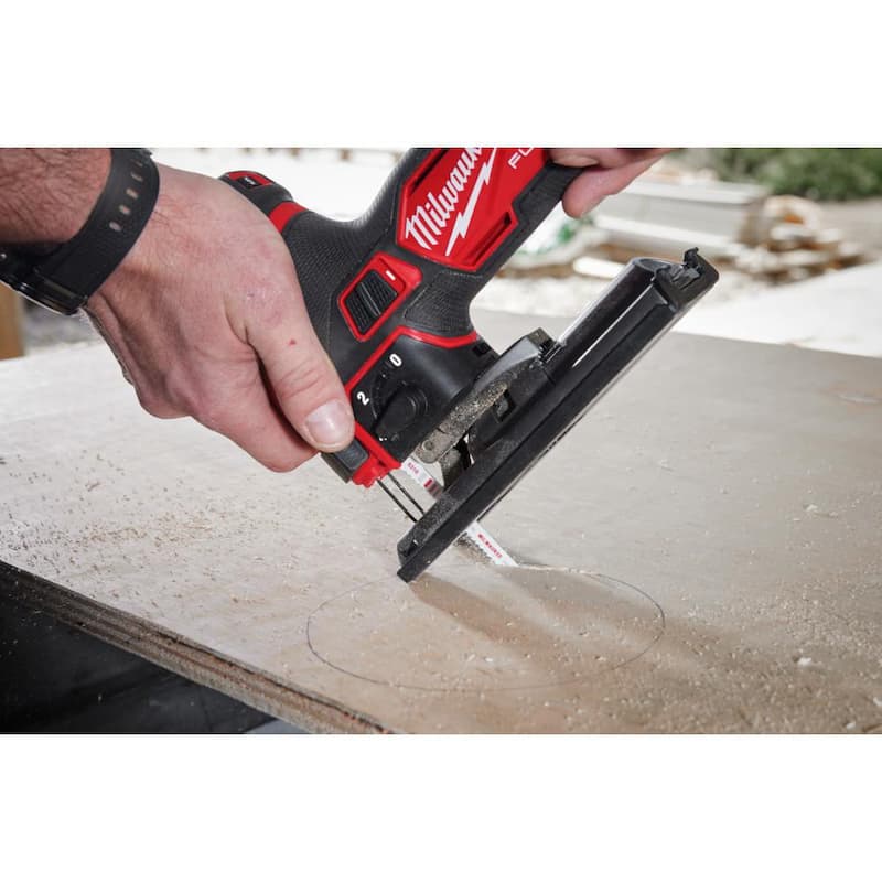 Sierra de vaivén inalámbrica Milwaukee M12 FUEL de 12 voltios con batería M12 REDLITHIUM HIGH OUTPUT CP2.5 - 2545-20-48-11-2425