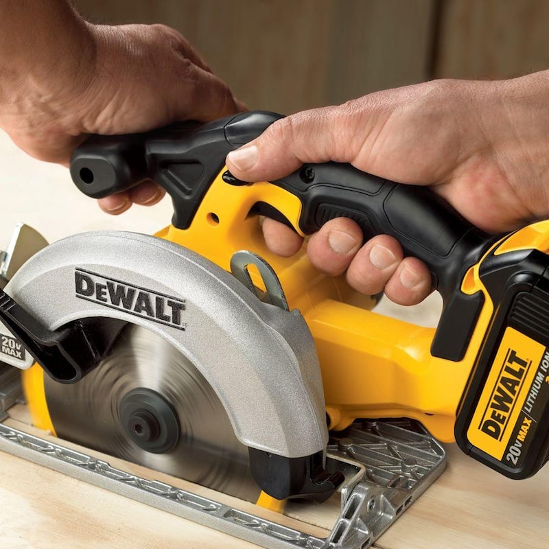 DEWALT Sierra Circular inalámbrica de 20V MAX de 6-1/2 in. con (1) batería de 20V 5.0Ah y cargador - DCS391P1