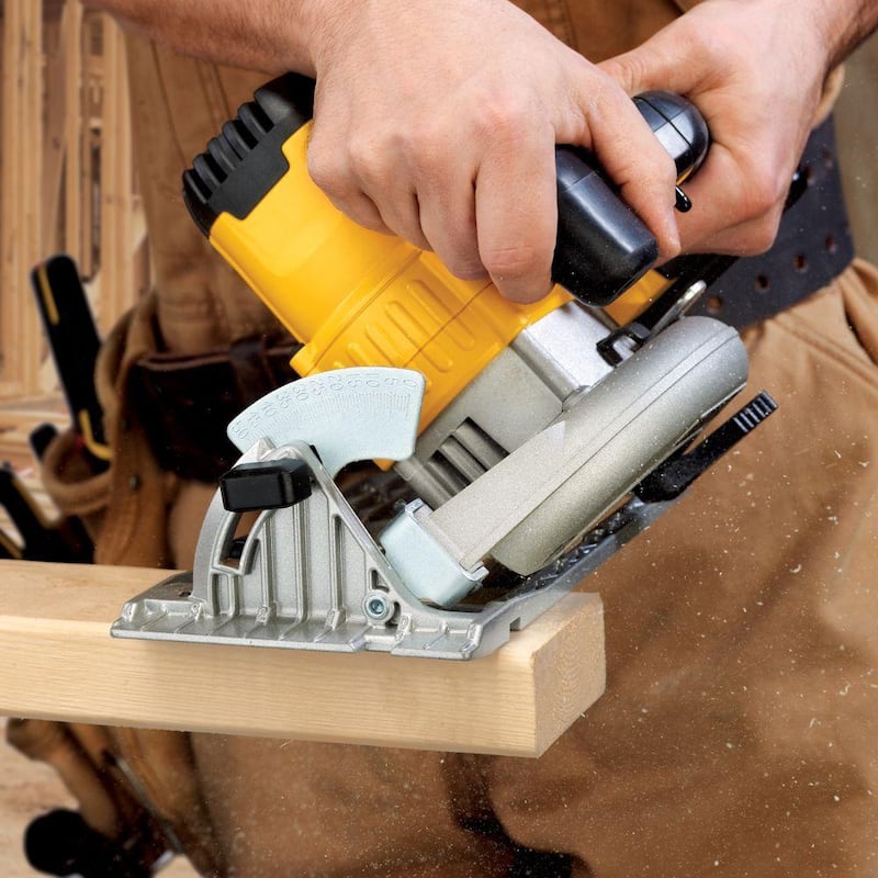 DEWALT Sierra Circular inalámbrica de 20V MAX de 6-1/2 in. con (1) batería de 20V 5.0Ah y cargador - DCS391P1