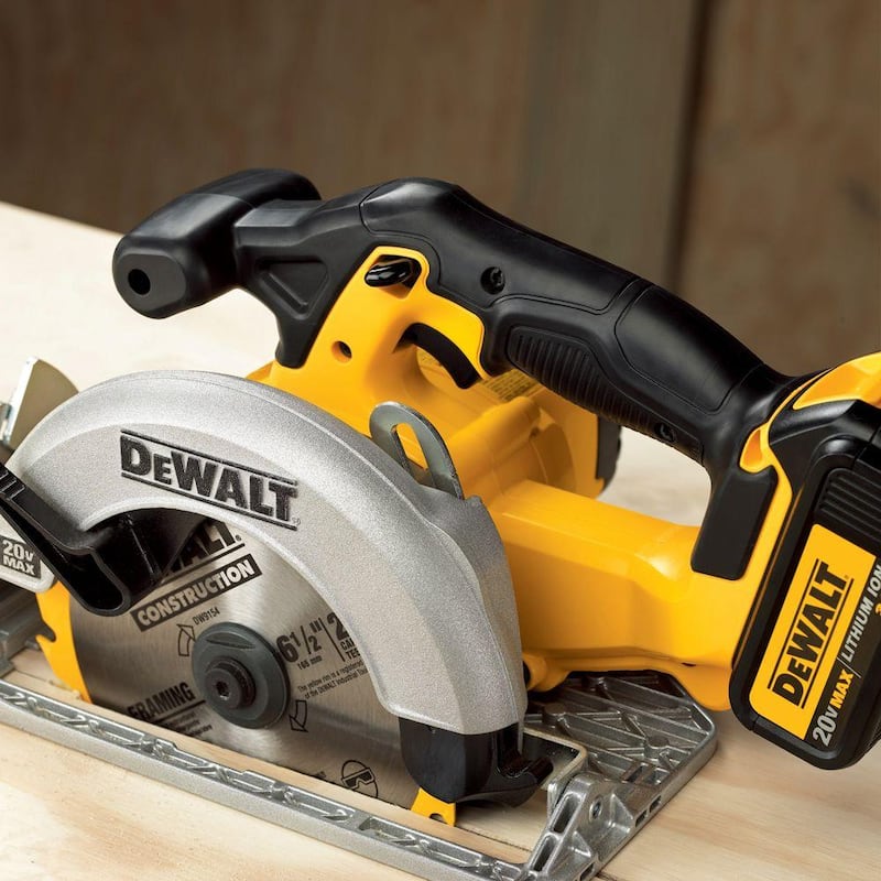 DEWALT Sierra Circular inalámbrica de 20V MAX de 6-1/2 in. con (1) batería de 20V 5.0Ah y cargador - DCS391P1