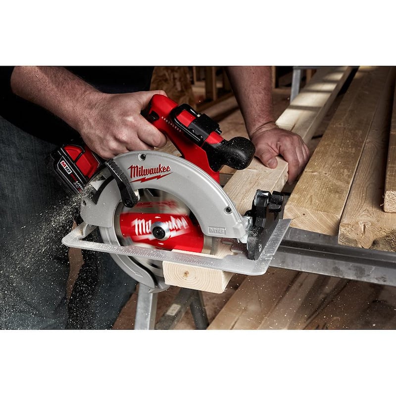 Sierra reciproca sin escobillas inalámbrica Milwaukee M18 FUEL GEN-2 de 18V y sierra circular de 7-1/4 pulgadas (2 herramientas) - 2821-20-2631-20