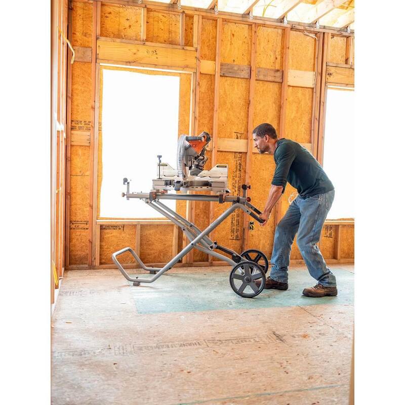 Sierra ingleteadora deslizante inalámbrica sin escobillas RIDGID de 18V y 7-1/4 pulgadas (herramienta solamente) con soporte universal para sierra ingleteadora móvil - R48607B-AC9946.