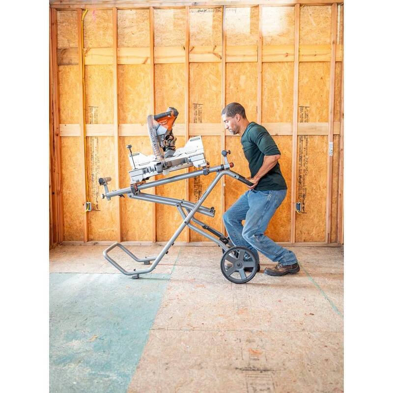 Sierra ingleteadora deslizante inalámbrica sin escobillas RIDGID de 18V y 7-1/4 pulgadas (herramienta solamente) con soporte universal para sierra ingleteadora móvil - R48607B-AC9946.