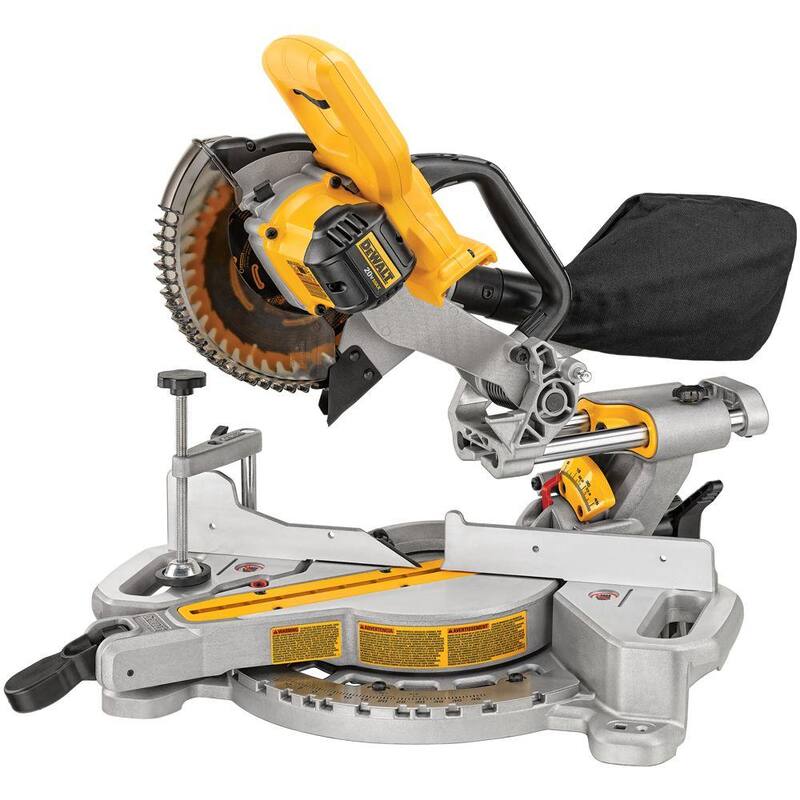 Sierra ingletadora deslizante inalámbrica DEWALT 20V MAX de 7-1/4 pulgadas con batería de 6.0 Ah, batería de 4.0 Ah, cargador y estuche - DCS361BWCB2460C