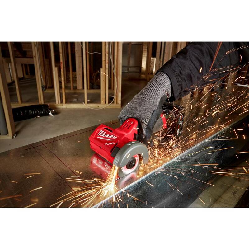 Sierra de cinta compacta inalámbrica Milwaukee M12 FUEL de 12 voltios de iones de litio, Multi-Herramienta Oscilante M12 FUEL y Sierra de corte de 3 pulgadas M12 FUEL - 2529-20-2526-20-2522-20.