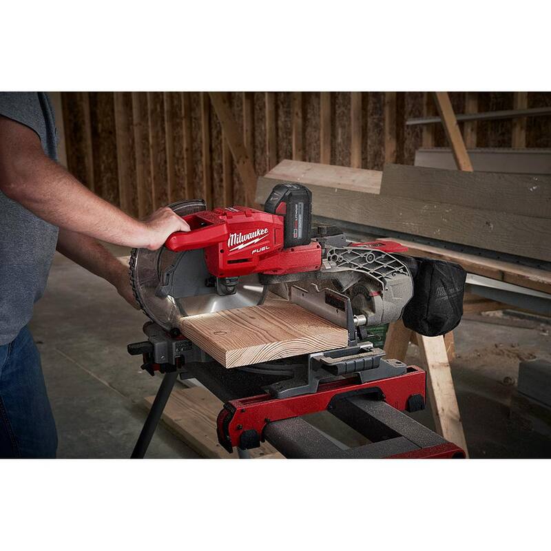 Sierra ingleteadora compuesta deslizante de doble bisel inalámbrica sin escobillas de 10 pulgadas de 18V con batería de litio Milwaukee M18 FUEL y clavadora de clavos 18GA M18 FUEL - 2734-21-2746-20