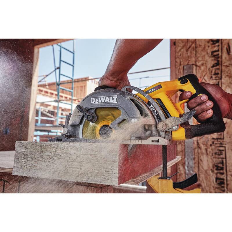 Sierra circular inalámbrica sin escobillas DEWALT FLEXVOLT 60V MAX de 7-1/4 pulgadas estilo Wormdrive y (1) batería FLEXVOLT 6.0Ah - DCS577W606.