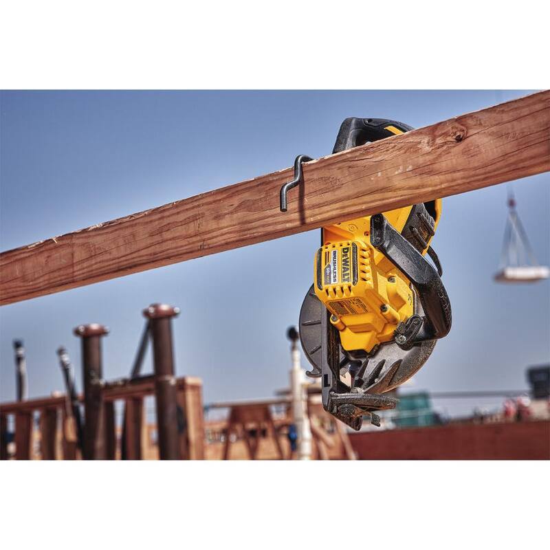 Sierra circular inalámbrica sin escobillas DEWALT FLEXVOLT 60V MAX de 7-1/4 pulgadas estilo Wormdrive y (1) batería FLEXVOLT 6.0Ah - DCS577W606.