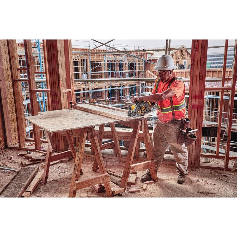 Sierra circular inalámbrica sin escobillas DEWALT FLEXVOLT 60V MAX de 7-1/4 pulgadas estilo Wormdrive y (1) batería FLEXVOLT 6.0Ah - DCS577W606.