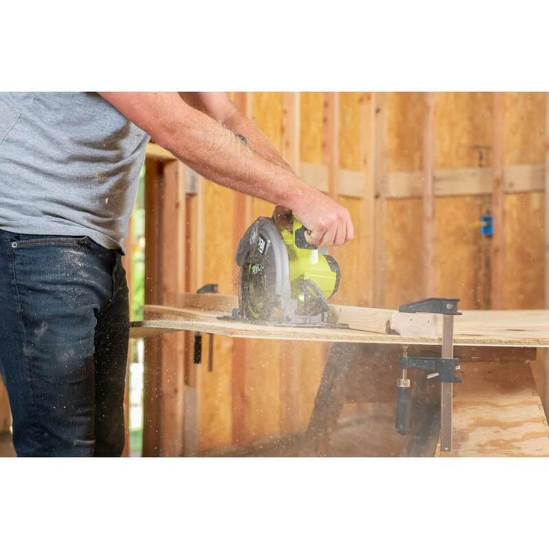 RYOBI ONE+ HP 18V Sierra circular inalámbrica sin escobillas de 7-1/4 in. Kit con batería de 4.0 Ah, cargador y (4 piezas) cuchillas de repuesto - PBLCS300K1-A067401