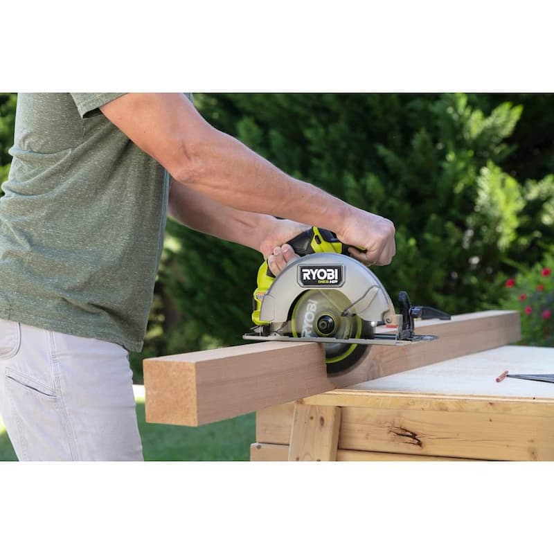 RYOBI ONE+ HP 18V Sierra circular inalámbrica sin escobillas de 7-1/4 in. Kit con batería de 4.0 Ah, cargador y (4 piezas) cuchillas de repuesto - PBLCS300K1-A067401