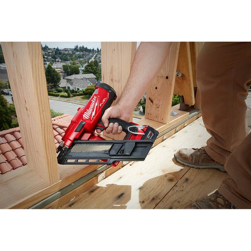 Sierra circular inalámbrica de manija trasera Milwaukee M18 FUEL 18V de 7-1/4 pulgadas con clavadora de 30 grados para estructuras (2 herramientas) - 2830-20-2745-20