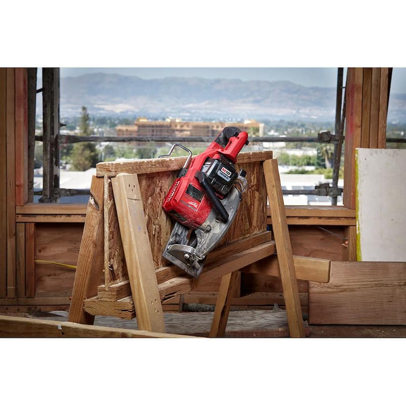 Sierra circular inalámbrica de manija trasera Milwaukee M18 FUEL 18V de 7-1/4 pulgadas con clavadora de 30 grados para estructuras (2 herramientas) - 2830-20-2745-20