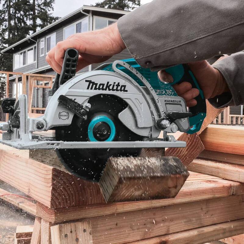 Sierra circular inalámbrica sin escobillas de 36V Makita 18V X2 LXT de 7-1/4 pulgadas con mango trasero, con batería de bonificación de 5.0Ah (paquete de 2) - XSR01PTBL1850B2.