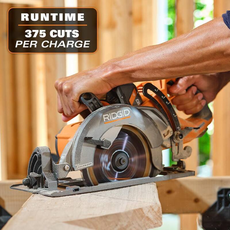 Sierra circular inalámbrica sin escobillas RIDGID 18V de 7-1/4 in con mango trasero, con (2) baterías de 4.0 Ah, cargador y bolsa - R8658B-AC93044SBN